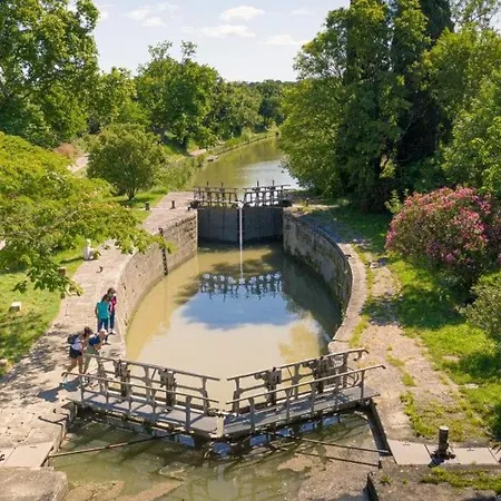 Qualys Vignoble Parking, Square View, Close To 公寓